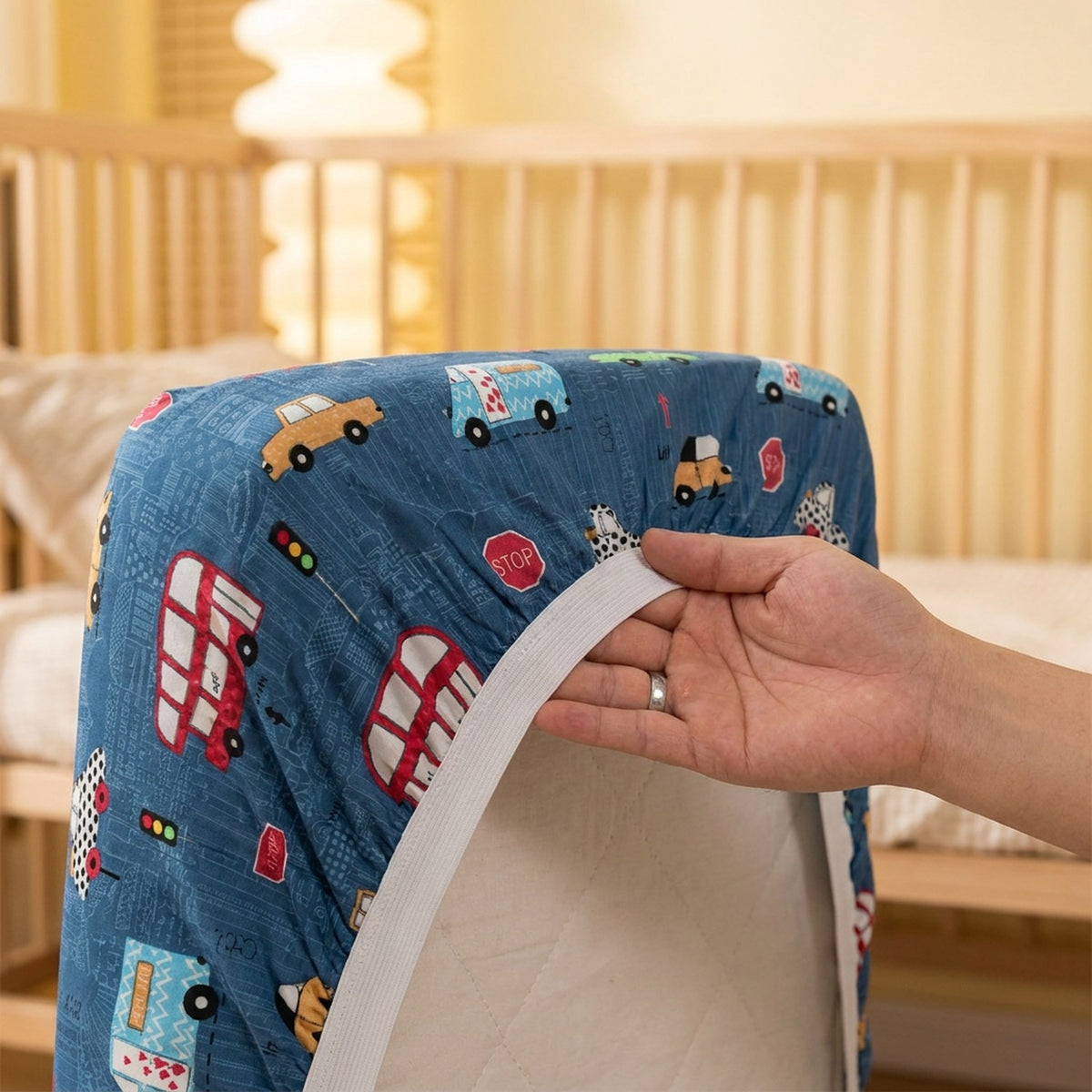 Gros plan de l'élastique du drap housse voitures tenu à la main sur le matelas