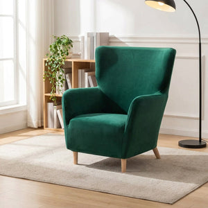 Fauteuil à oreilles habillé d'une housse en velours vert émeraude dans un coin lecture lumineux