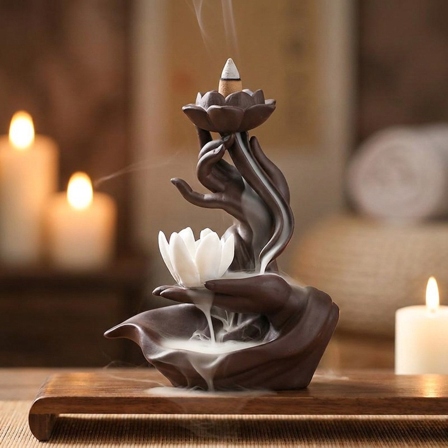 Brûleur d'encens à reflux sur un autel de méditation éclairé aux bougies
