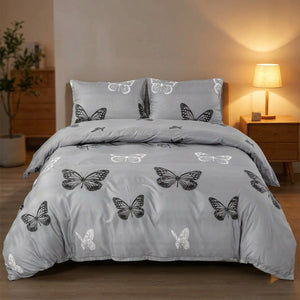 Parure de lit papillon dans une chambre chaleureuse avec lampe de chevet allumée