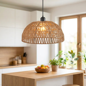 Suspension en corde tressée beige allumée au-dessus d'un îlot de cuisine lumineux