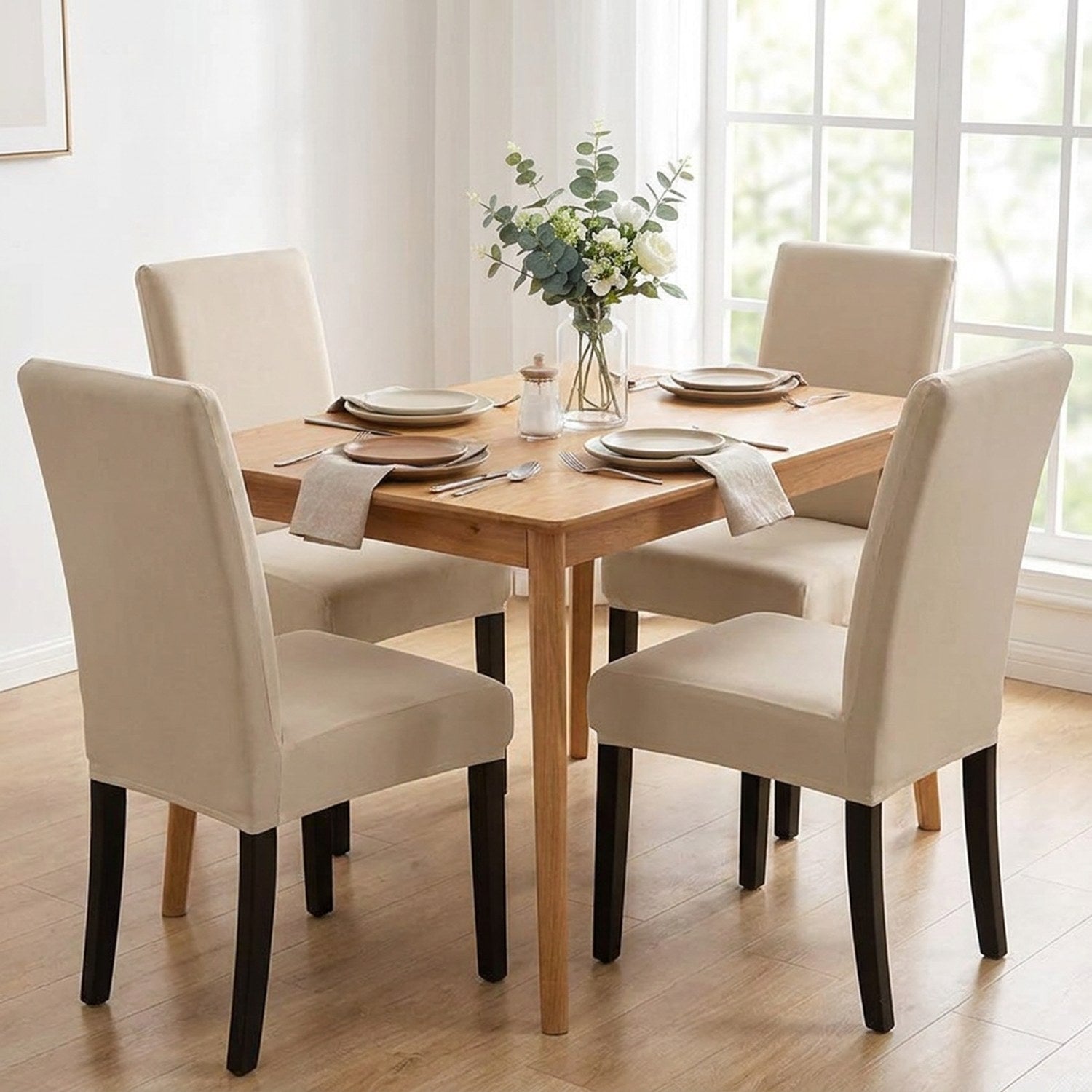 Table de salle à manger avec 4 chaises habillées de housses beiges assorties