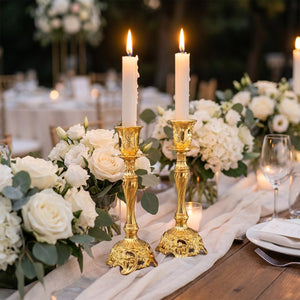Bougeoirs dorés sur une table de mariage fleurie aux chandelles