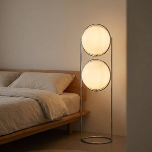 Lampadaire deux boules opalines dans une chambre scandinave chaleureuse
