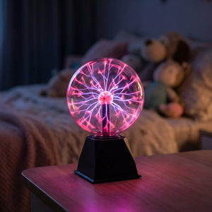 Lampe boule plasma allumée sur une table de chevet dans une chambre d enfant