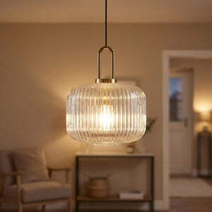 Suspension en verre doré diffusant une lumière chaude dans un salon