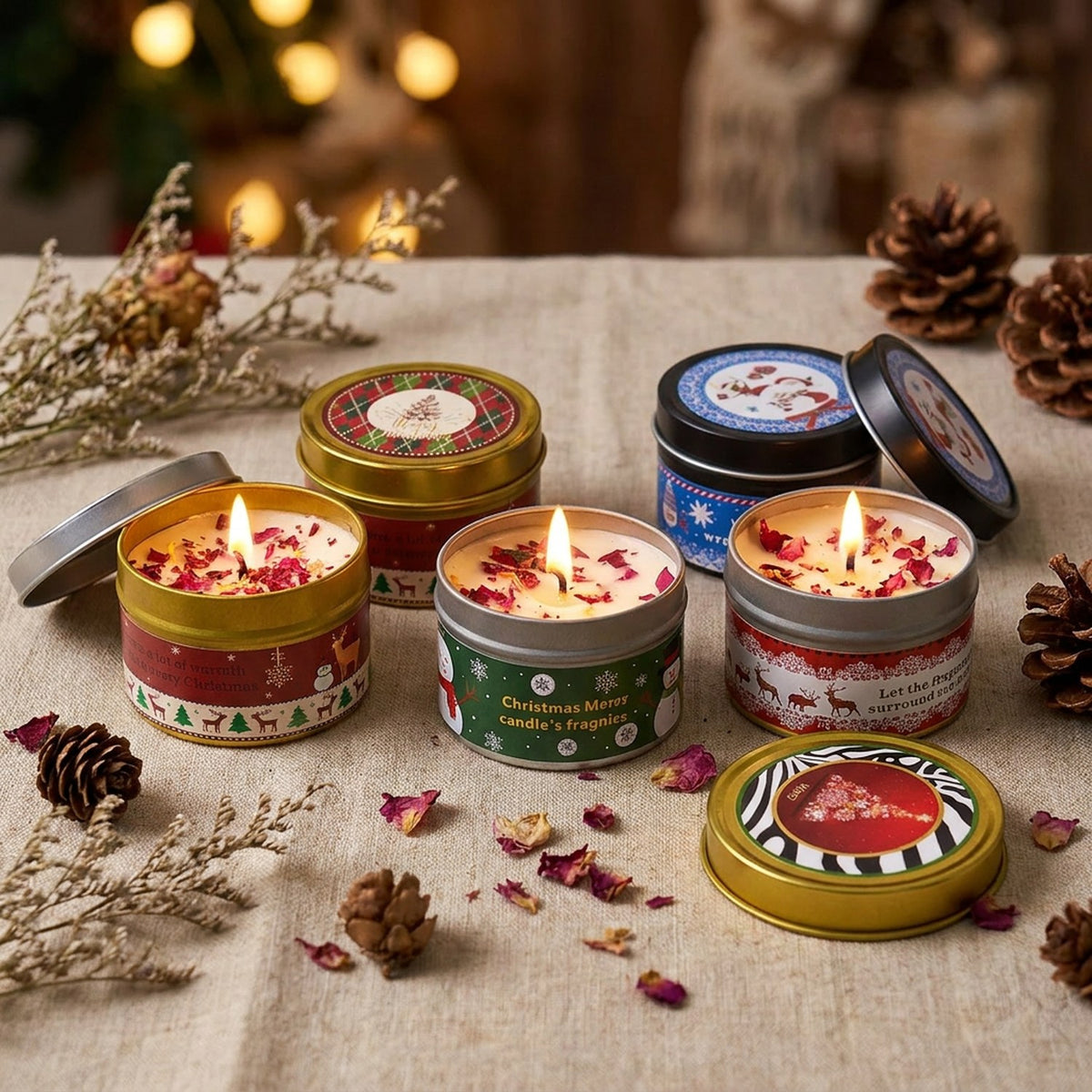 Bougies parfumées de Noël allumées sur une nappe en lin avec fleurs séchées et pommes de pin