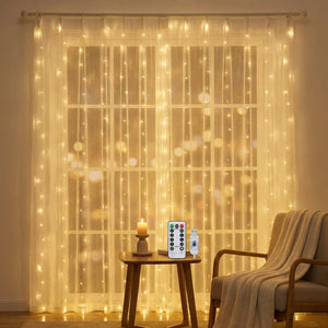 Rideau lumineux LED blanc chaud illuminant un coin lecture cosy dans un salon le soir