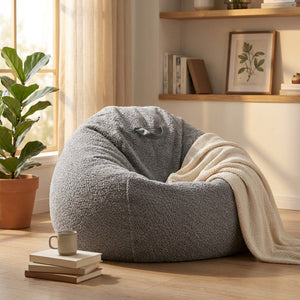 Pouf poire chenille gris avec plaid dans un coin lecture lumineux
