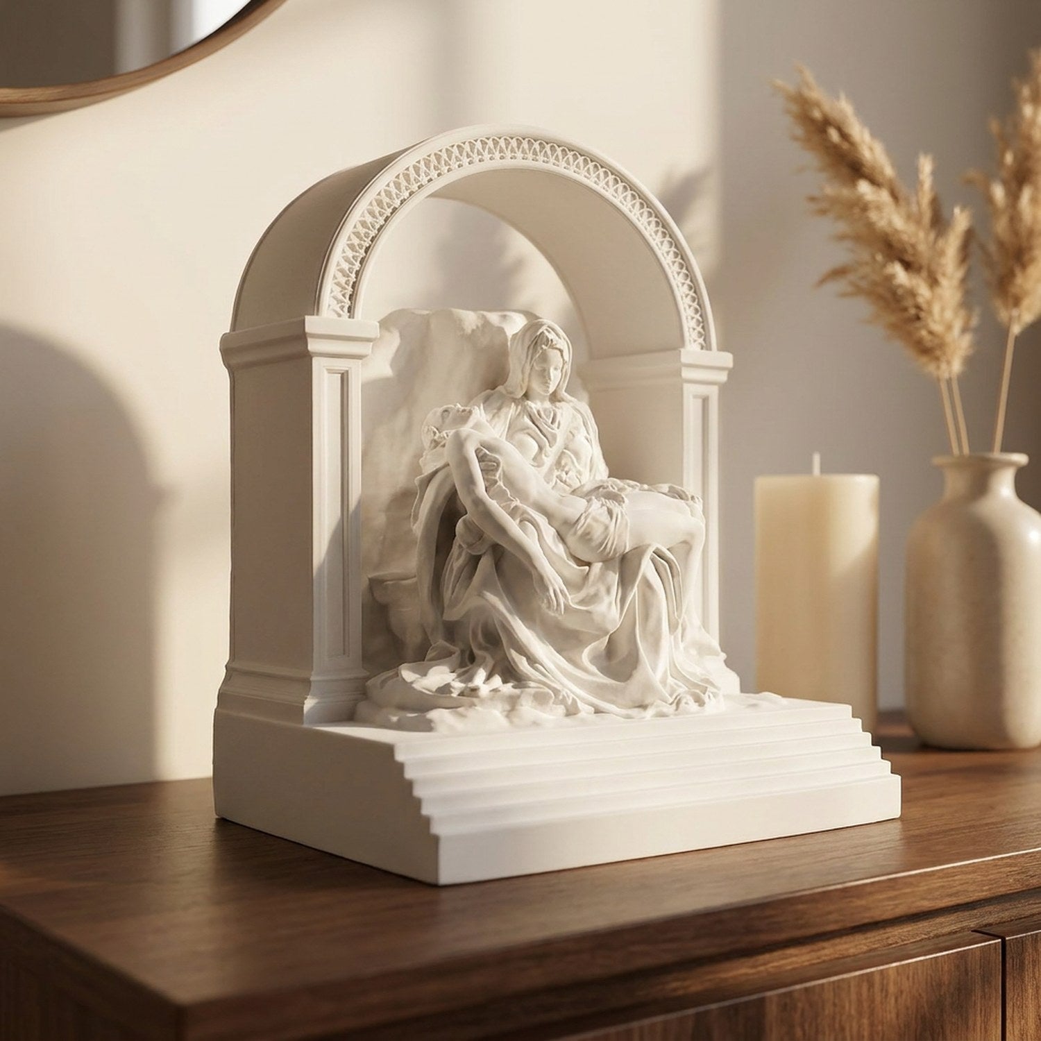 Statue de La Pietà sur une console avec une bougie et des pampas