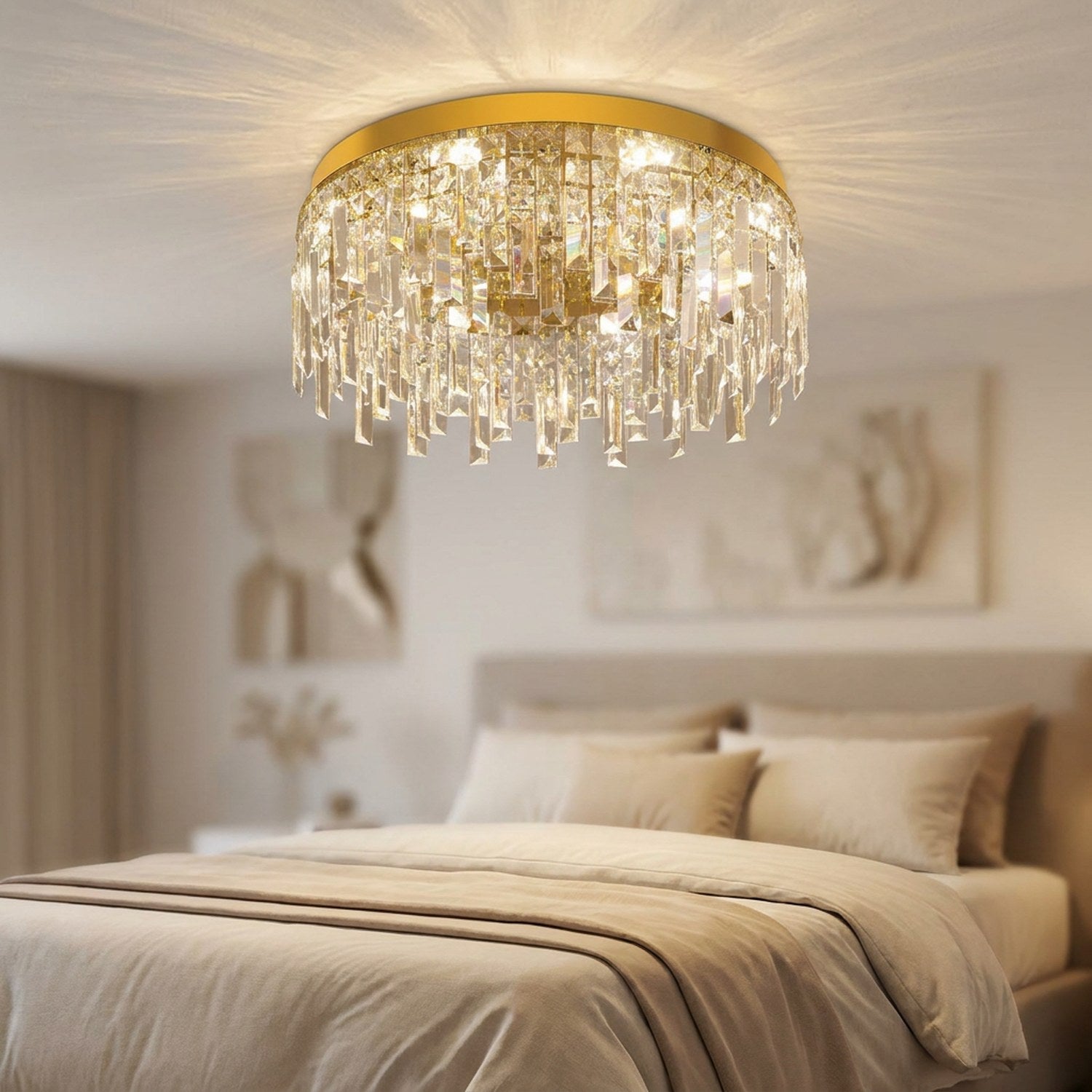 Lustre en cristal doré allumé au plafond d'une chambre cosy