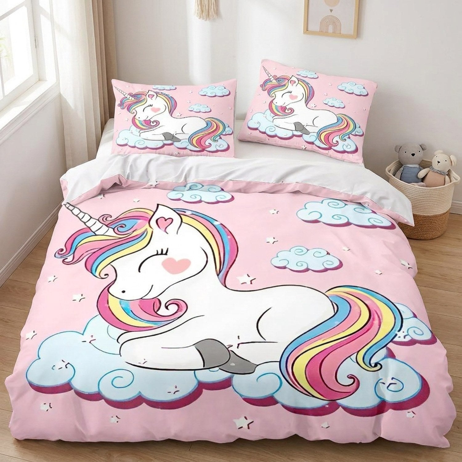 Housse de couette licorne dans une chambre enfant avec panier de peluches