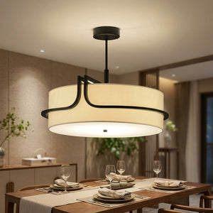 Lustre en tissu crème allumé au-dessus d'une table de salle à manger contemporaine
