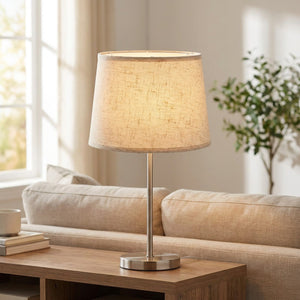 Abat-jour en lin naturel beige sur une lampe de table dans un salon lumineux