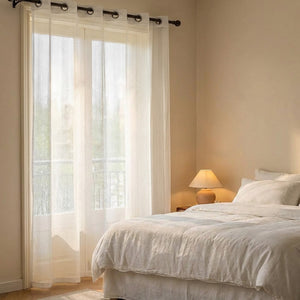 Rideau blanc tricoté suspendu dans une chambre moderne épurée