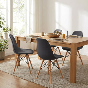 Chaises de salle à manger scandinaves habillées de housses grises autour d'une table en bois