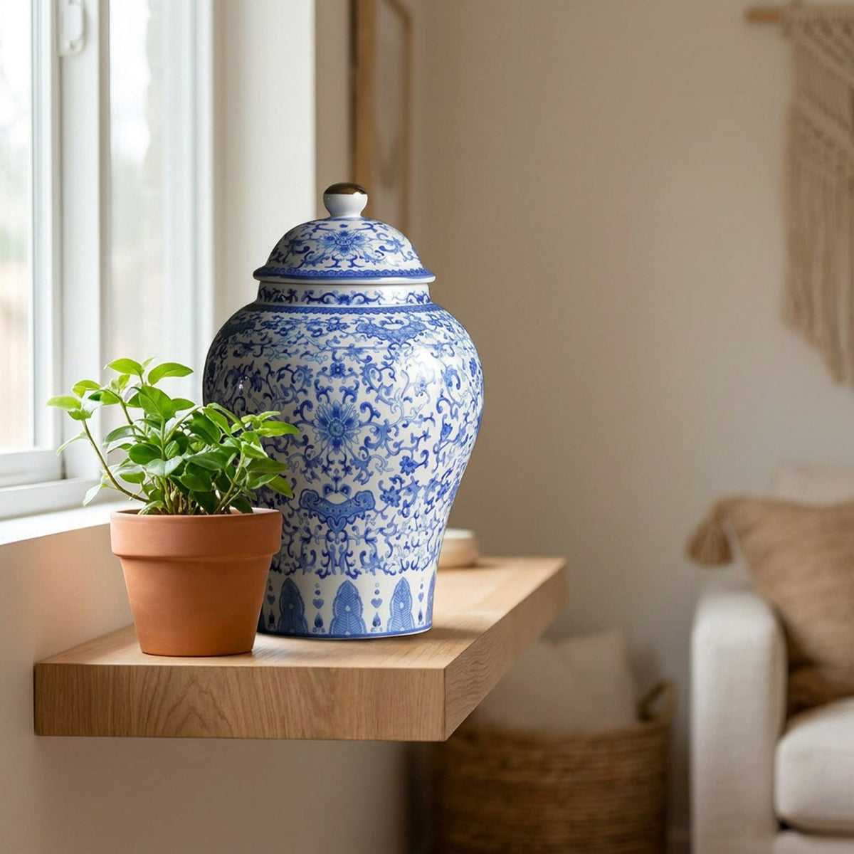 Vase chinois en céramique bleue et blanche posé sur une étagère avec une plante verte