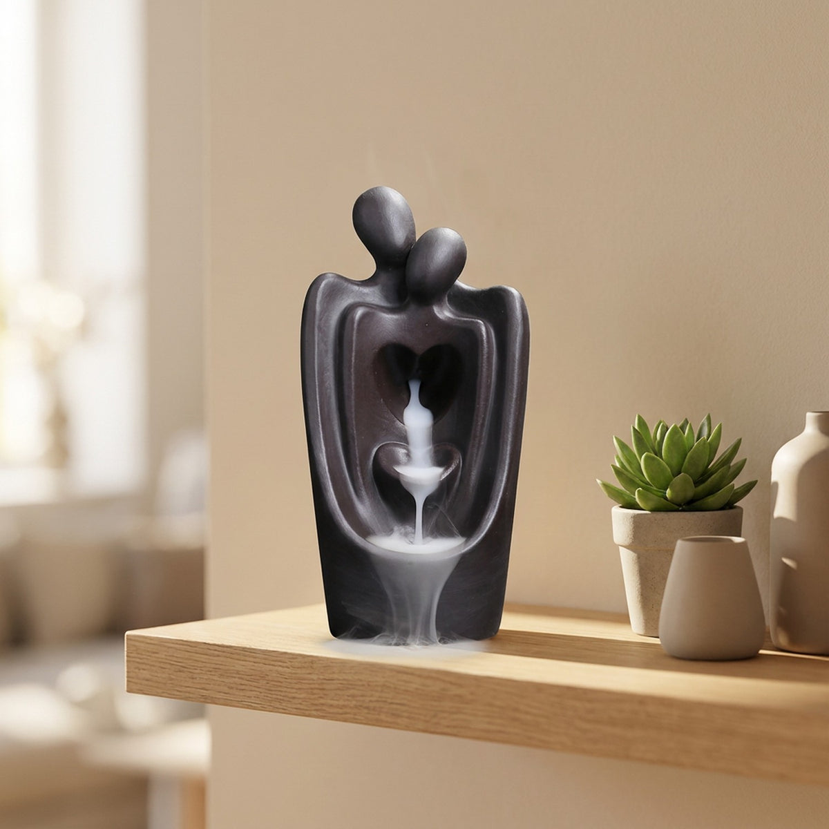 Brûleur d'encens à reflux posé sur une étagère en bois avec une plante verte