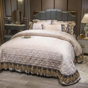 Couvre-lit en velours beige à dentelle dorée installé sur un lit dans une chambre luxueuse
