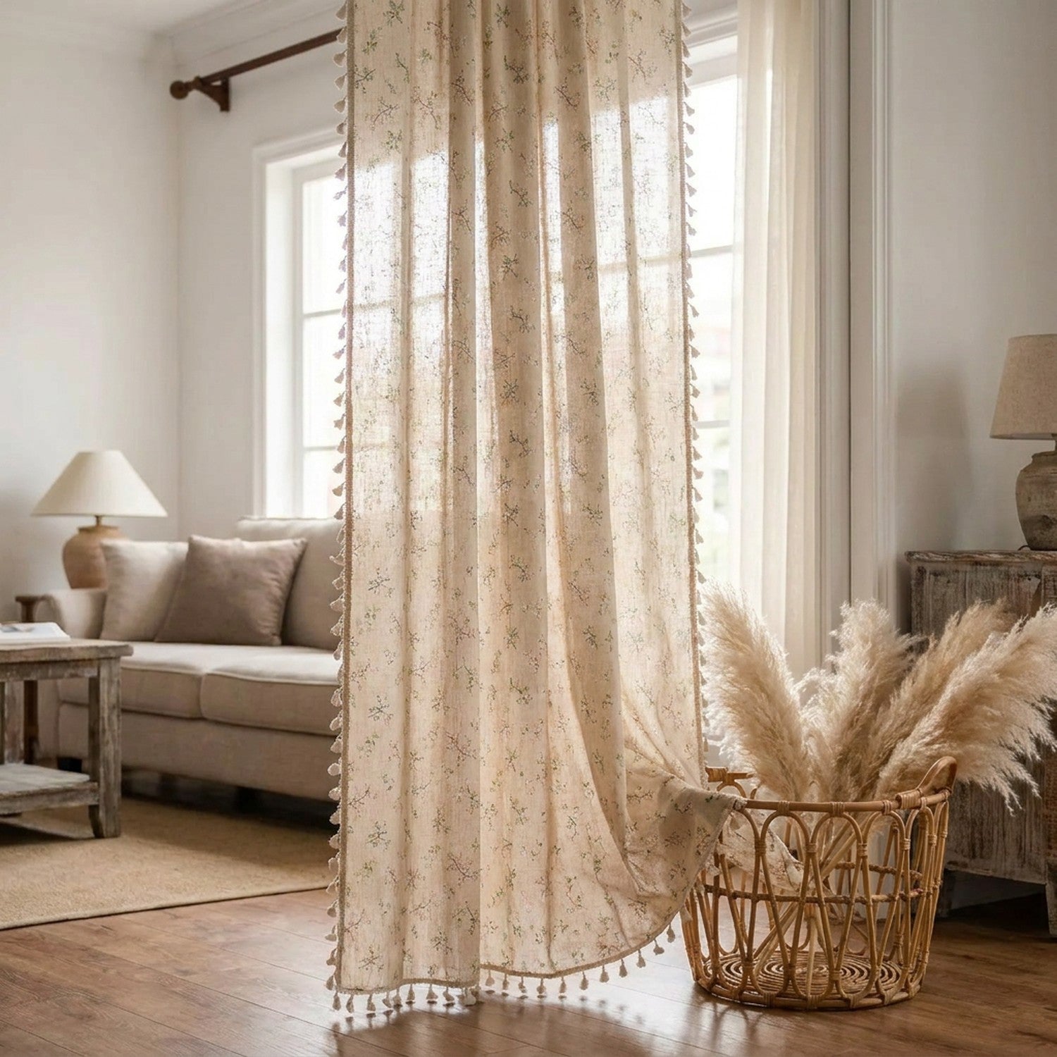 Rideau boho floral en lin et coton installé sur une fenêtre de salon bohème