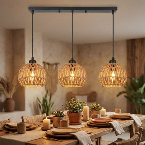 Lustre linéaire trois lampes en corde de chanvre beige au-dessus d'une grande table dressée