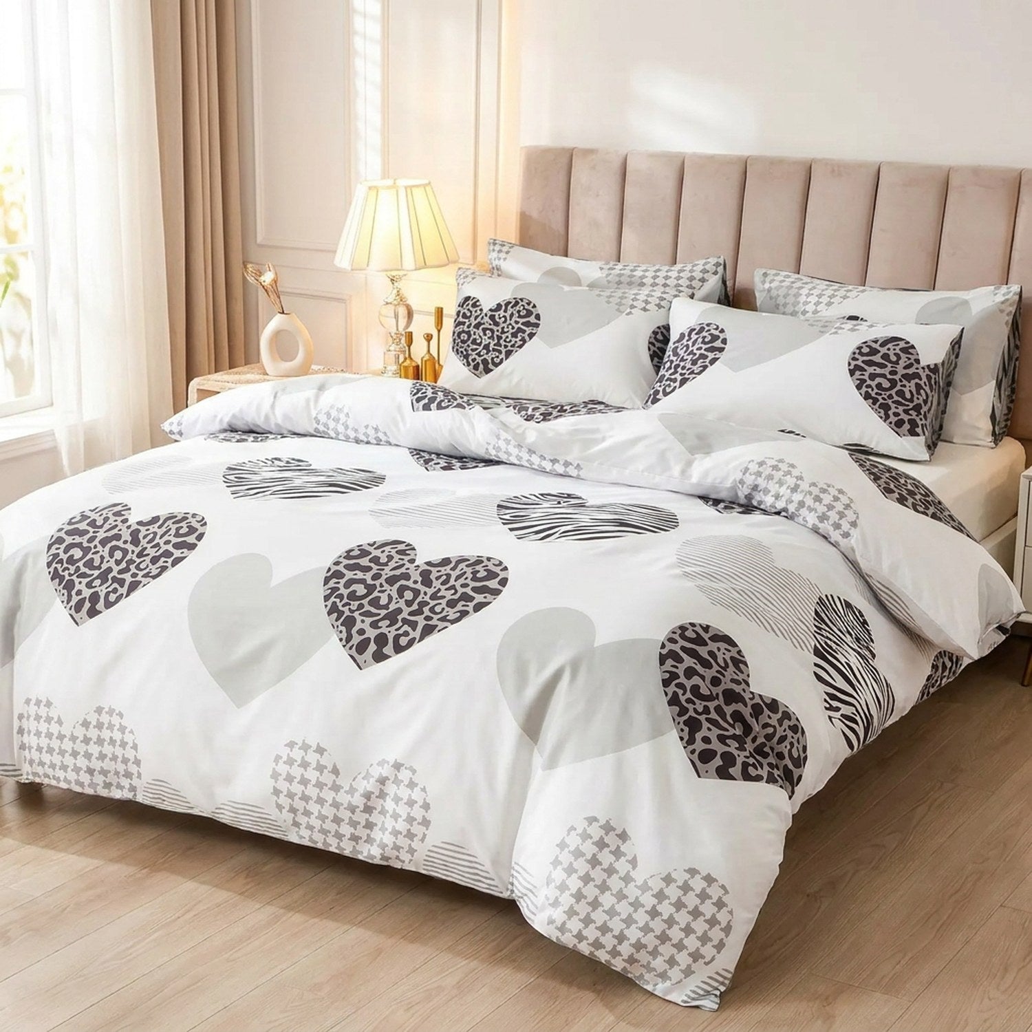 Parure de lit cœurs animalier dans une chambre moderne avec lampe de chevet allumée