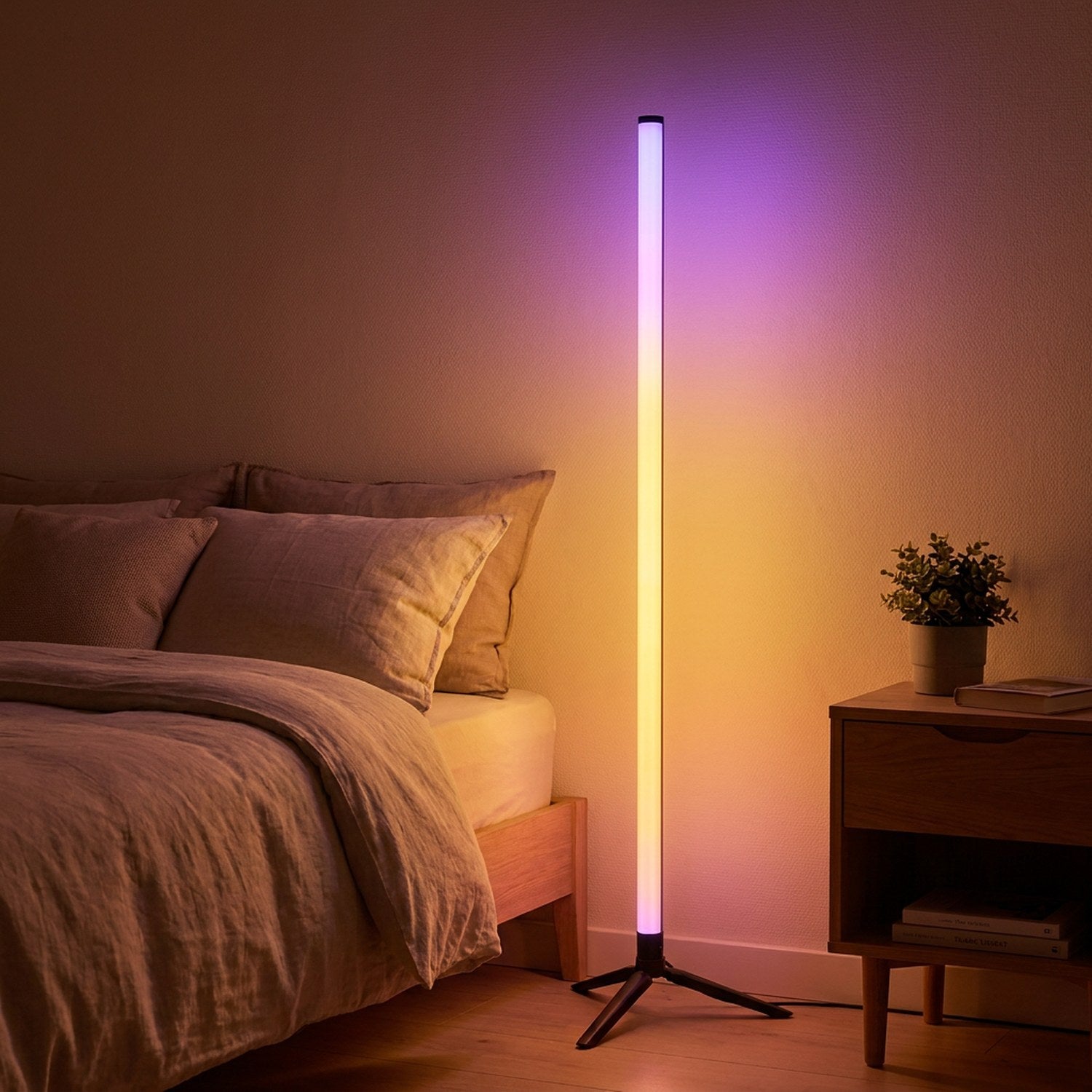 Lampadaire LED RGB allumé dans un coin de chambre avec une lumière violette douce