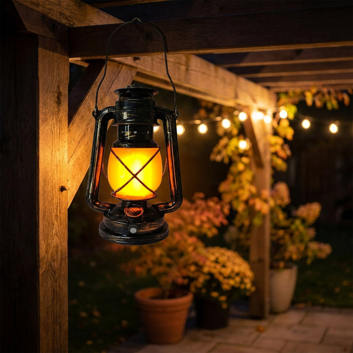 Lanterne vintage allumée suspendue à une pergola en bois sur une terrasse le soir
