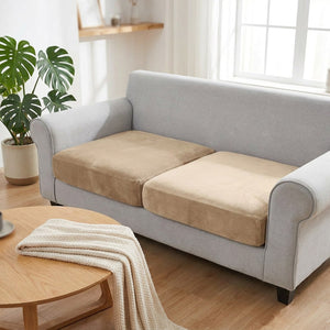 Housse de canapé beige en velours sur un canapé deux places dans un salon scandinave lumineux
