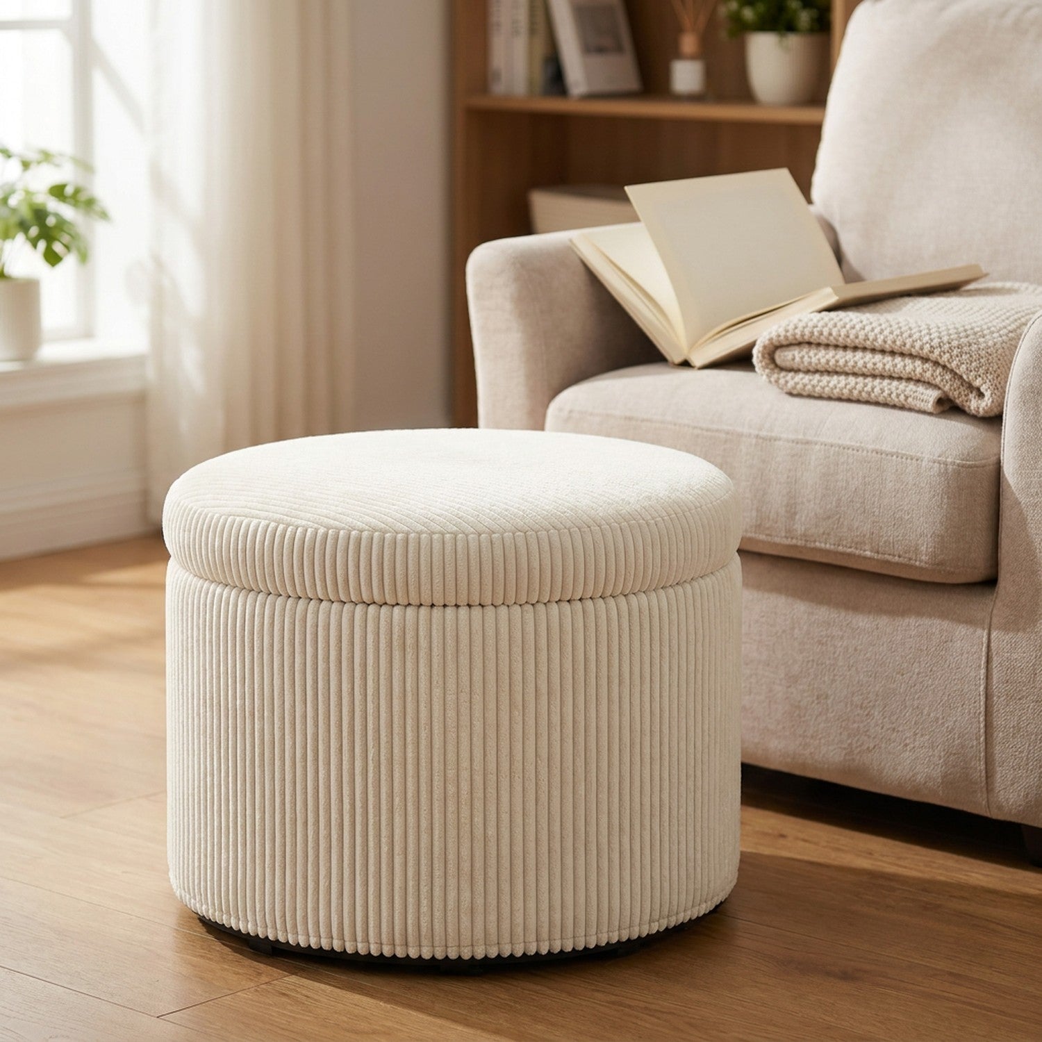 Pouf coffre de rangement utilisé comme repose-pieds devant un fauteuil cosy