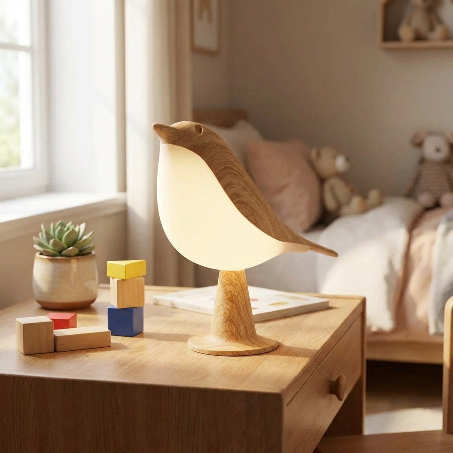 Lampe oiseau allumée dans une chambre d'enfant avec cubes en bois colorés