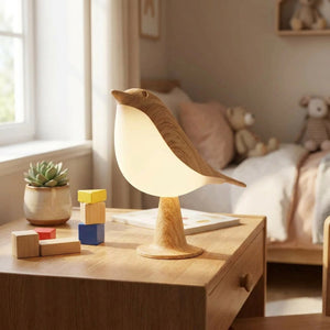 Lampe oiseau allumée dans une chambre d'enfant avec cubes en bois colorés