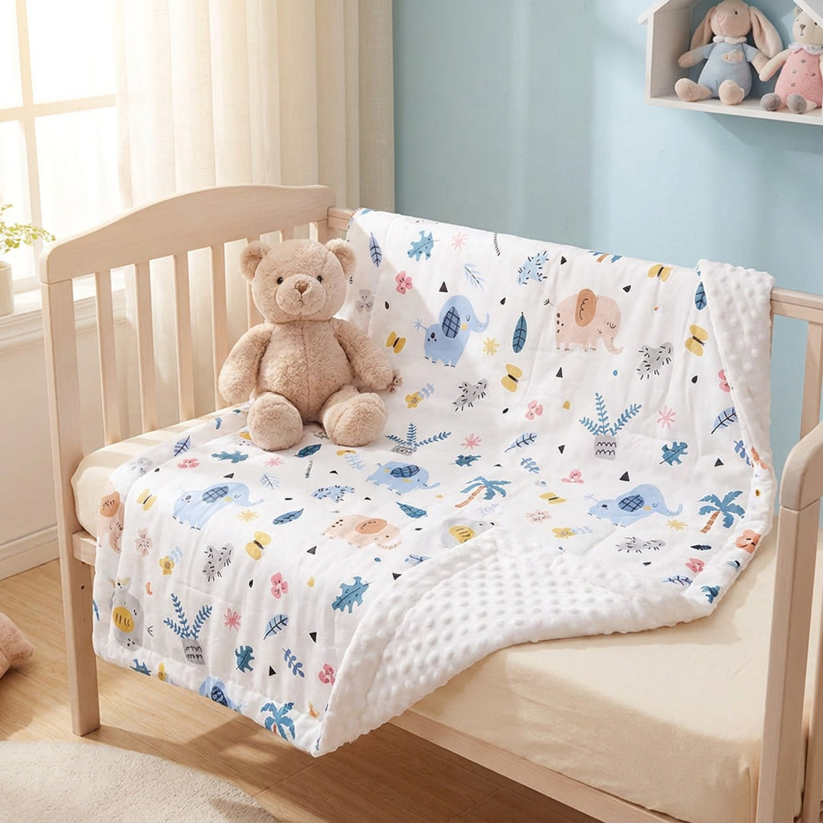 Couverture bébé minky sur un lit à barreaux avec un ourson en peluche