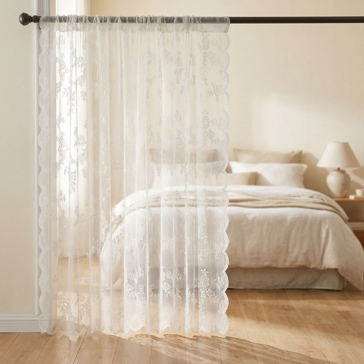 Rideau en dentelle blanche suspendu à la fenêtre d'une chambre lumineuse au petit matin