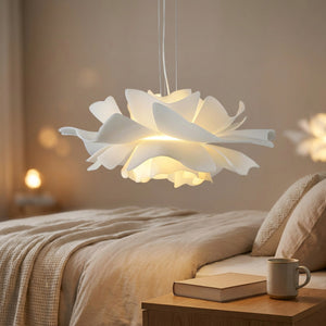 Suspension fleur acrylique blanc diffusant une lumière chaude dans une chambre cosy