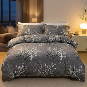 Parure de lit fleurie grise dans une chambre moderne avec lampe de chevet allumée