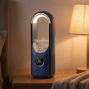 Ventilateur humidificateur bleu sur une table de chevet avec lampe chaleureuse