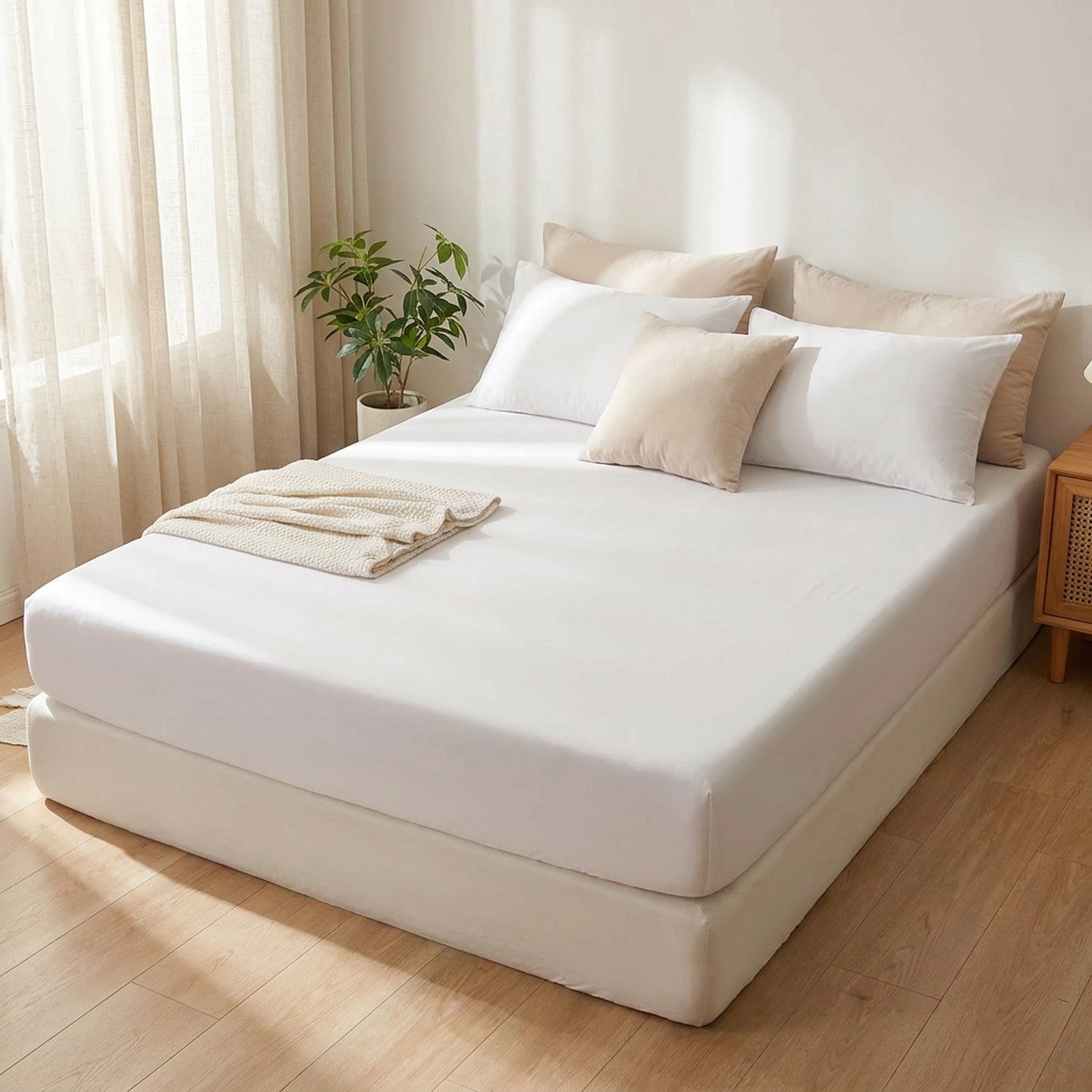 drap-housse blanc lisse et tendu sur un lit dans une chambre claire
