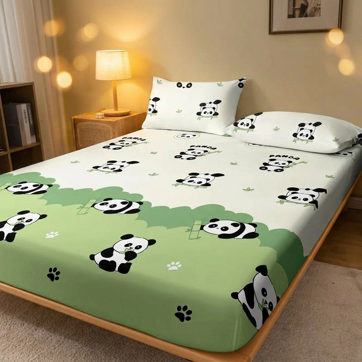 Drap-housse panda près d'une table de chevet avec lampe allumée le soir
