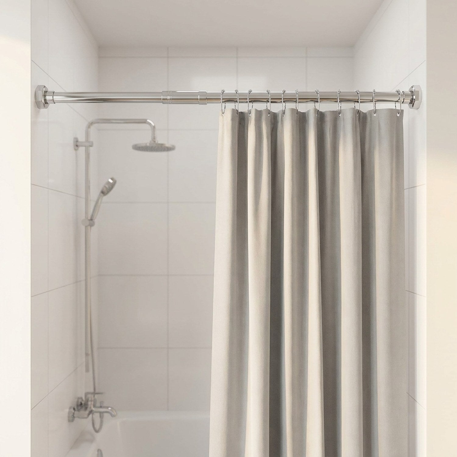 Tringle télescopique argentée installée dans une niche de douche avec rideau clair suspendu
