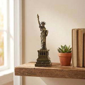 Statue de la Liberté en bronze sur une étagère murale avec une plante
