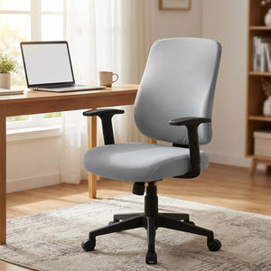 Housse de chaise de bureau grise sur un fauteuil installé à un bureau lumineux