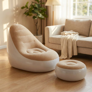 Fauteuil gonflable beige et son pouf près d un canapé avec plaid