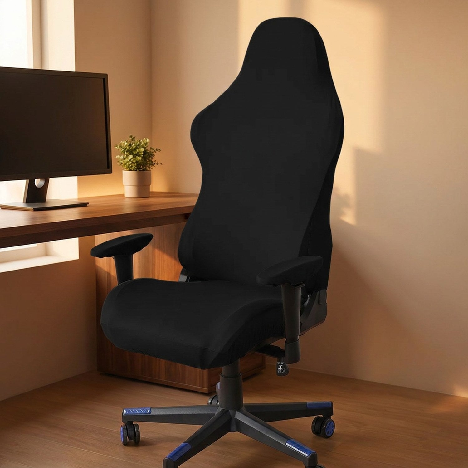 Housse de chaise gaming noire dans un coin jeu chaleureux à la lumière dorée