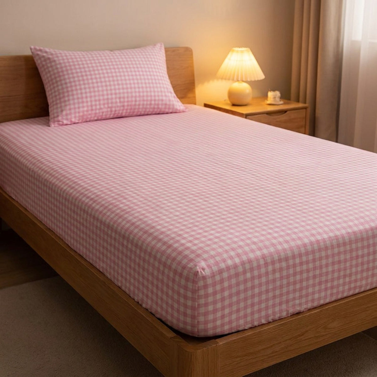 Drap-housse à carreaux rose près d'une table de chevet avec lampe allumée