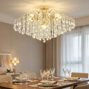 Lustre en cristal doré illuminant une table à manger dressée