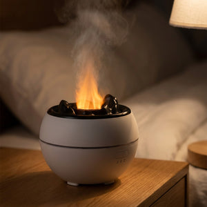 Diffuseur d'huile essentielle blanc a flamme sur une table de chevet la nuit