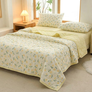 Couette à imprimé fleuri sur un lit dans une chambre moderne avec lampe de chevet allumée