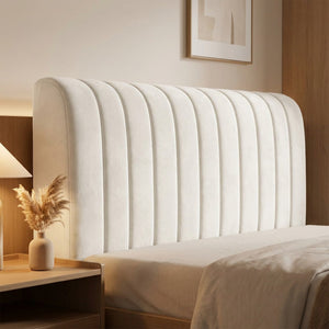Housse de tête de lit cannelée en velours dans une chambre scandinave chaleureuse