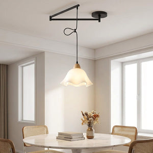 Lampe suspendue design au-dessus d'une table à manger dans un salon lumineux